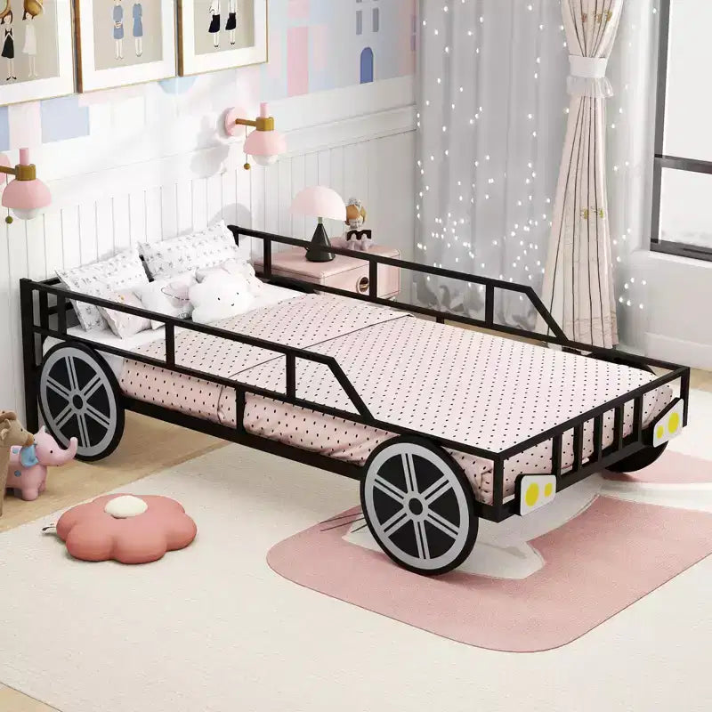 Struttura letto singolo in metallo a forma di automobile con decorazioni a ruote e sponde di sicurezza