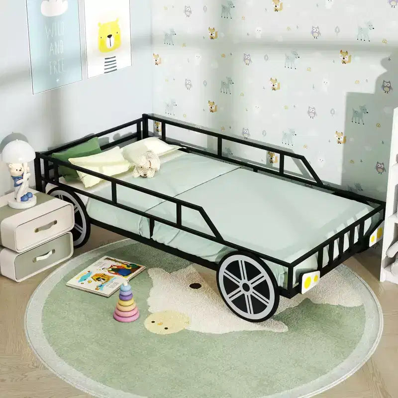 Struttura letto singolo in metallo a forma di automobile con decorazioni a ruote e sponde di sicurezza