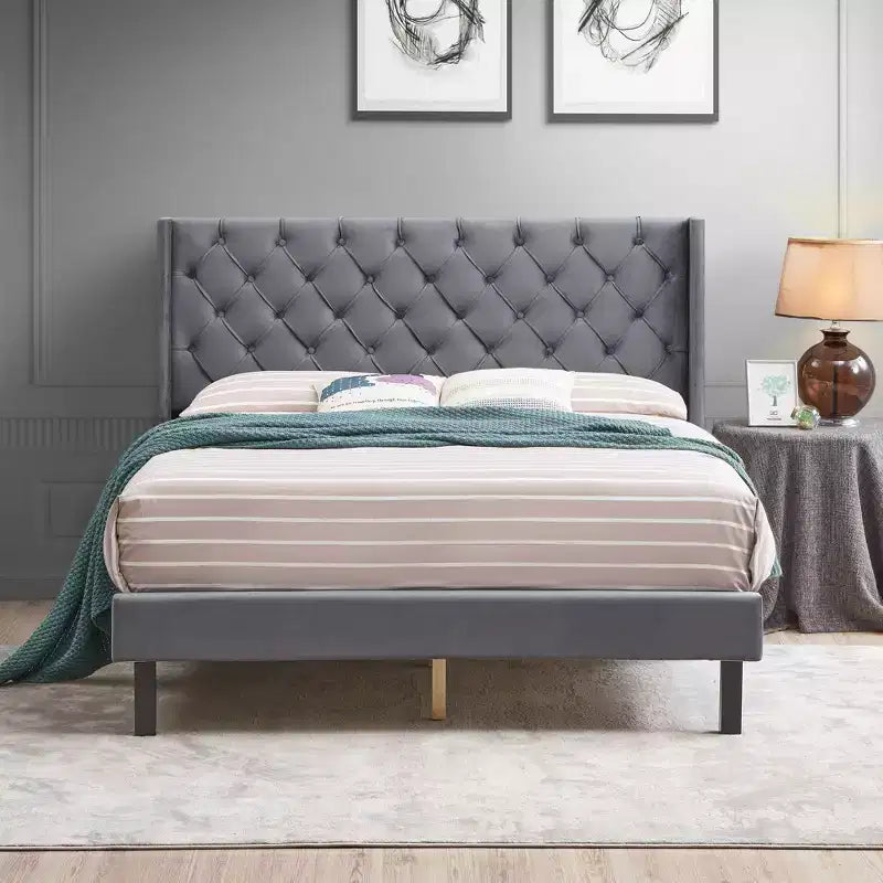 Struttura letto queen con testiera, letto a piattaforma imbottito in velluto con bottoni, ali laterali e supporto a doghe in legno, grigio