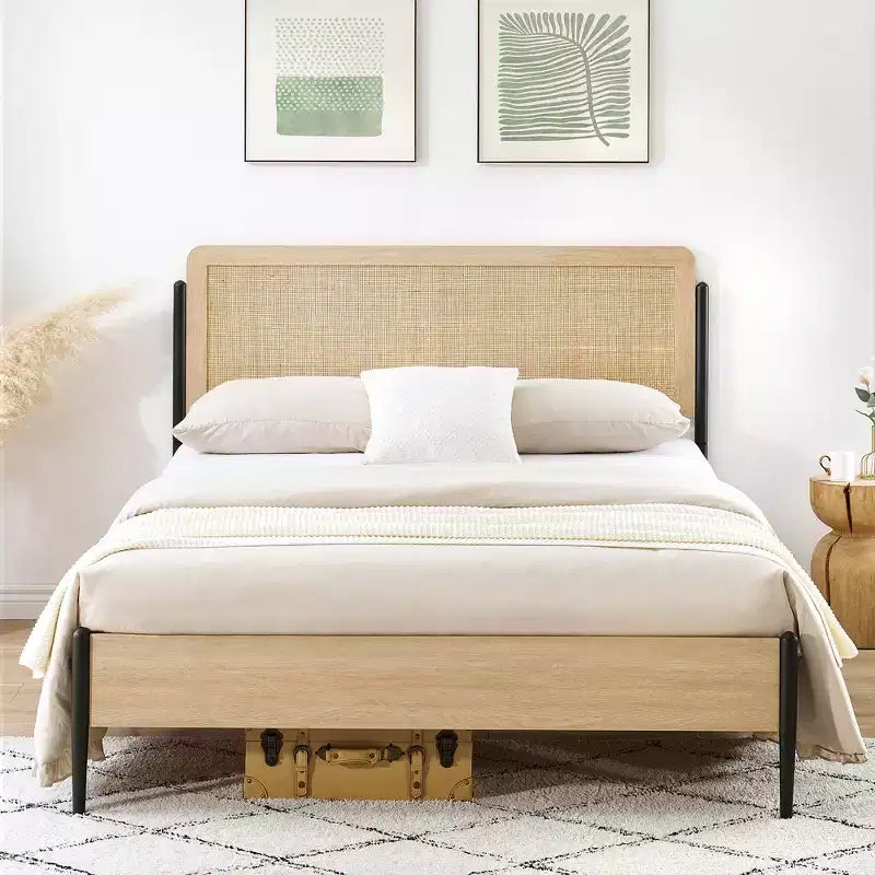 Struttura letto matrimoniale/queen con testiera curva in metallo e rattan, pediera in legno, base a piattaforma e contenitore sotto il letto