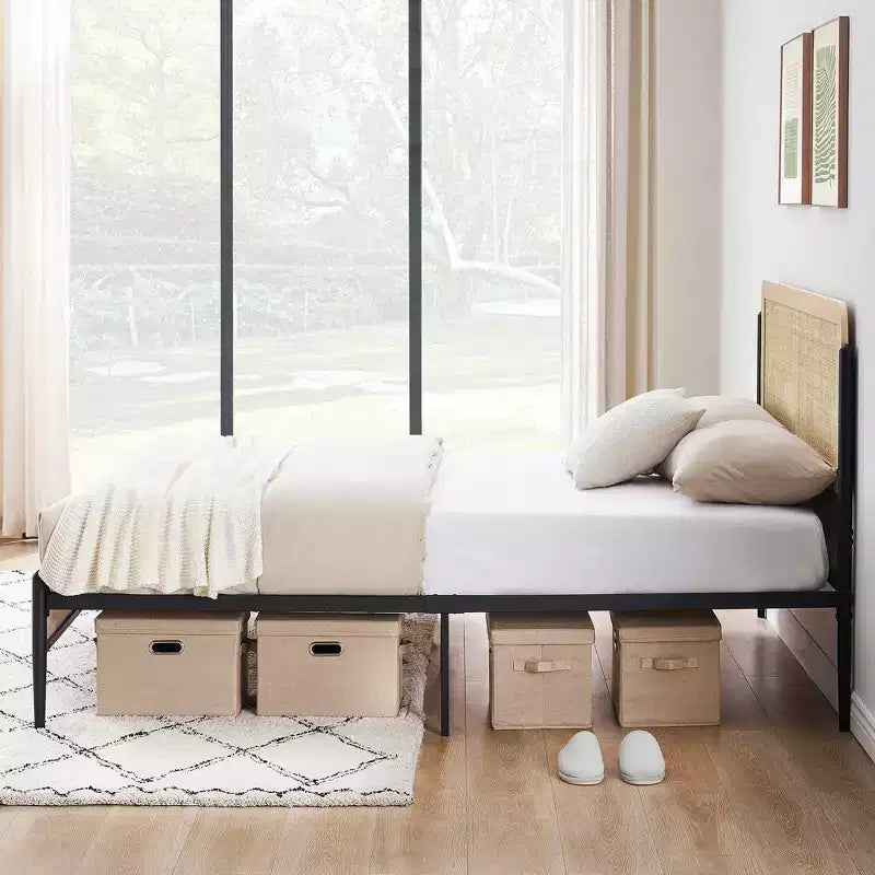 Struttura letto matrimoniale/queen con testiera curva in metallo e rattan, pediera in legno, base a piattaforma e contenitore sotto il letto