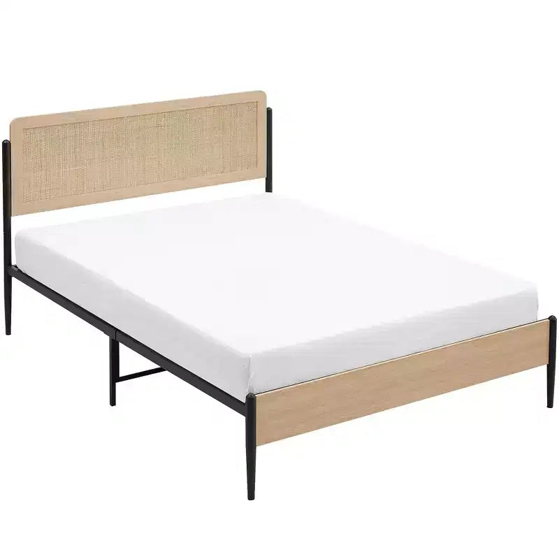 Struttura letto matrimoniale/queen con testiera curva in metallo e rattan, pediera in legno, base a piattaforma e contenitore sotto il letto